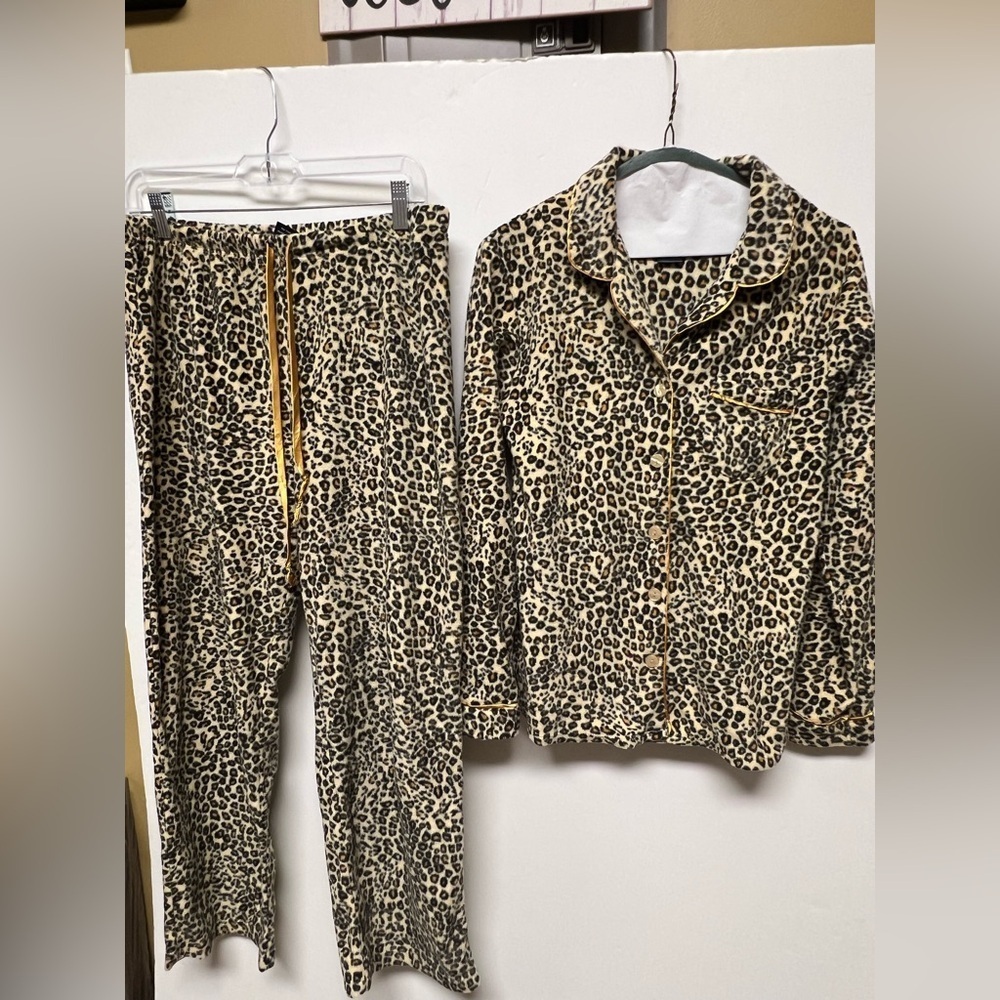 ARIA LEOPARD PRINT PAJAMAS W/GOLD TONE TRIM SIZE SMALL TAN/BLACK-NOTCHED COLLAR